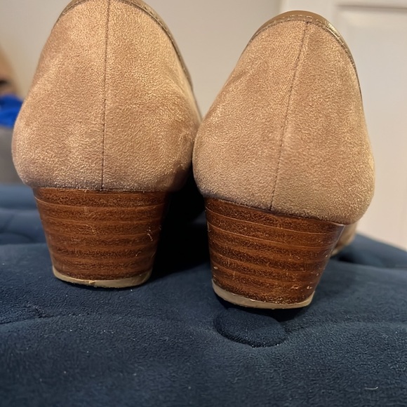 🎉Host Pick🎉 Abella Taupe Suede Jetta Wedge Heel. Tassel. 1.5 in. heel. Size 7. - Picture 4 of 8